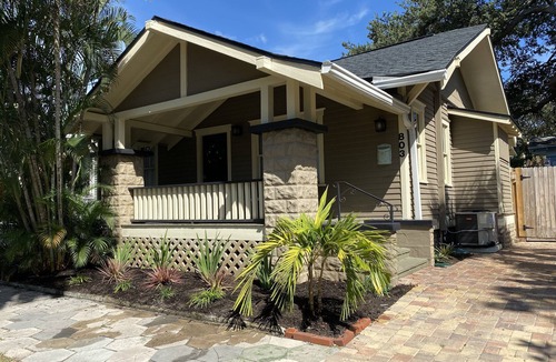 Historic Uptown House | Entire Bungalow, Romantic, Comfy & Cozy! On-Site Parking, 2 Baths