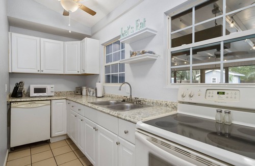 Anona House | ENTIRE Home, POOL, LANAI/PORCH, Private BAR, MINUTES to Beach, FULLY STOCKED!