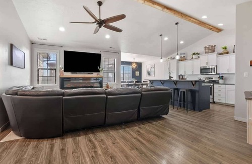 Caldwell House | Entire Home + Private Guest House in Caldwell, Idaho – Sleeps 20