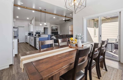 Caldwell House | Entire Home + Private Guest House in Caldwell, Idaho – Sleeps 20