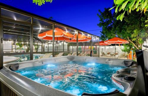 West Bradenton House | Epic Backyard - Pool - Hot Tub - Outdoor Theatre