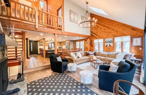 North Conway House | Expansive 3800 ft.² Home | Private Gym & Hot Tub!