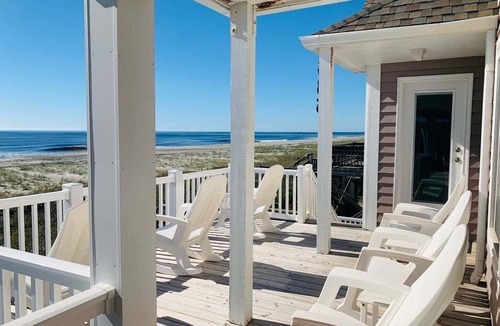 Holden Beach House | Experience luxury at License to Chill, a 4-bedroom oceanfront home in Holden Beach.
