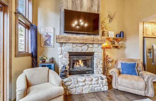 Warrior's Mark House | Experience mountain living at its finest in Village Point 109, with private hot tub!