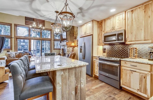 Warrior's Mark House | Experience mountain living at its finest in Village Point 109, with private hot tub!