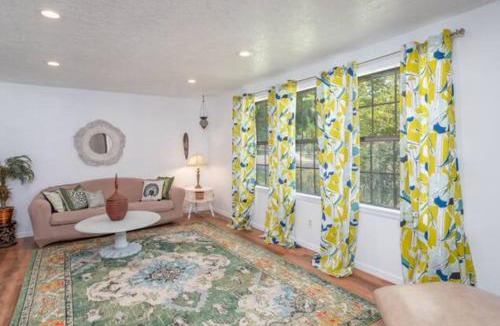 Southeast Boise House | Experience Nirvana with artwork collections from around the globe Located in Lakewood neighborhood in SE Boise next to a park, Minutes from Bown Crossing and the Boise River, 10 minutes to downtown, 4 beds, sleeps 8, pets welcome in large fenced in yard