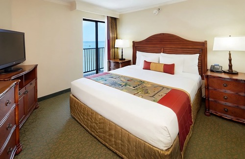 Waikiki Hotel | Family & Friends Getaway! 2 Great Units, Pool, Steps to Beach, Honolulu Zoo