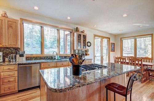 Boulder Ridge Cabin | Fantastic Mountain Retreat: Stunning Log Cabin with a Hot Tub in Breckenridge, CO