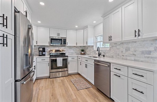 Sarasota Apartment | Farmhouse Flair Getaway ~ In Pinecraft Village!