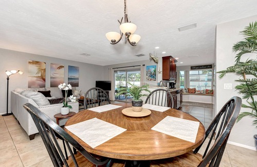 Gulf Gate Woods House | Flip off your Flops at the Faded Oasis!
