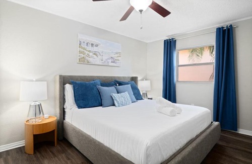 Bayshore Gardens Apartment | Free Parking - Pool - Bayshore Resort-Style 2BD