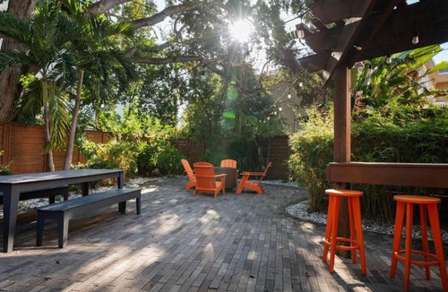 Bayshore Gardens Apartment | Free Parking - Pool - Bayshore Resort-Style 2BD