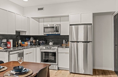 Old City Condo | Free Parking- *Steps to Liberty Bell & Waterfront*