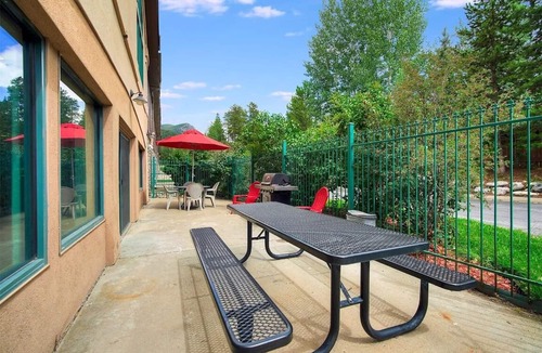 Mountain House Condo | Freshly Remodeled Keystone Studio, Heated Pool, Hot tub, Walk to Gondola!
