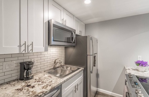 Capitol Hill Apartment | Fully stocked new apt, work from home + Free Parking!