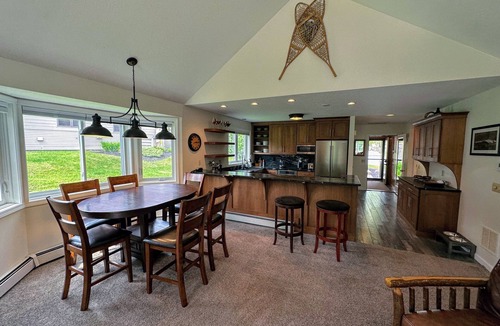 Carroll Condo | FV44 tastefully updated single level with AC, WiFi, minutes from skiing, Dog Friendly!