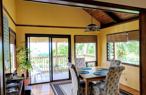 Pepeekeo Cabin | Garden View Queen Rental near Akaka Falls, Hawaii