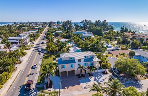 Ilexhurst House | Gigi & Poppy’s Paradise: Pool, Gulf Views, Walk to Beach