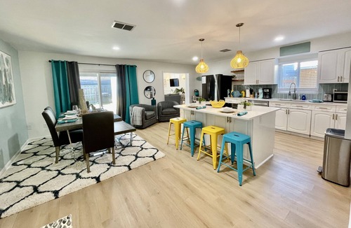 Walsingham House | GLAMOROUS UPDATED HEATED POOL HOME 5 MILES TO THE BEACH! PET FRIENDLY