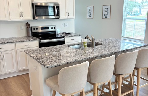 Shallotte House | Golf + Beach stay w/private putting green!