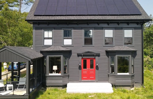 Isle of Springs House | Gracious 4-bedroom house in Southport on Townsend Gut with a private pond.