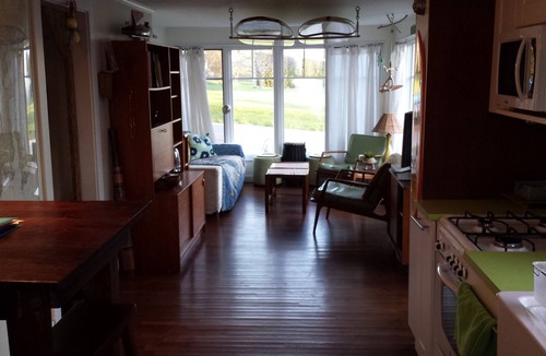 Newport East Cottage | Great Beach Cottage, 8-12 minute walk to Beaches