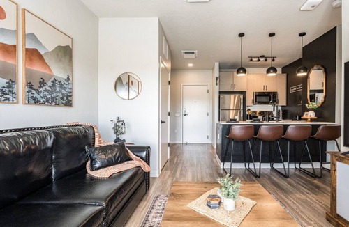 Boise Apartment | Greenbelt Balcony 2BR | Hot Tub, Steps to Downtown
