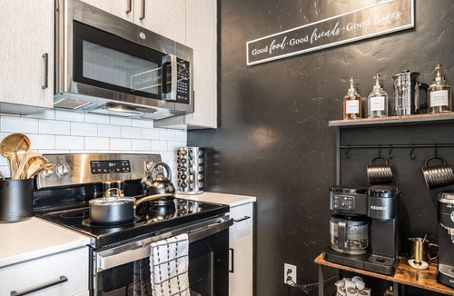 Boise Apartment | Greenbelt Balcony 2BR | Hot Tub, Steps to Downtown
