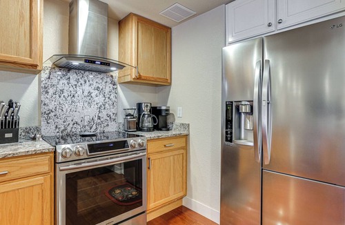 Aurora Apartment | Group Getaway 3 Mi to Cherry Creek State Park!