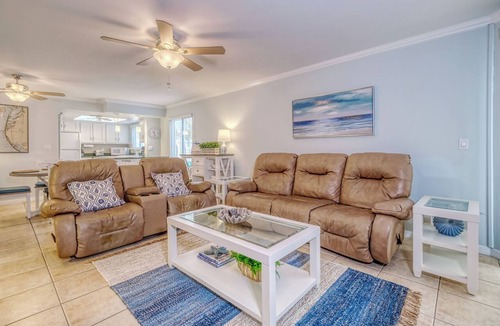 Independence Square Condo | Gulf and Intracoastal Views! WALK TO 4 OR 5 RESTAURANTS & MORE!