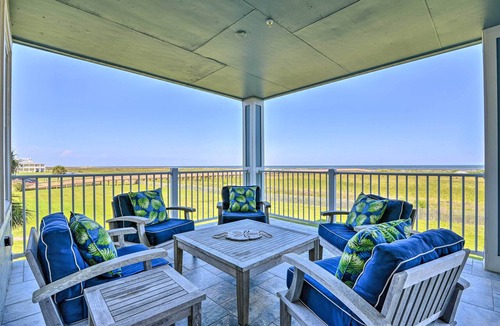 Red Fish Cove Condo | Gulf View + Beach Access: Galveston Resort Condo!