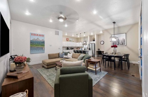 Downtown Boise Condo | #HabitueHomes - Downtown Boise 4BR condo with 3 baths, full kitchen, parking, and WiFi.