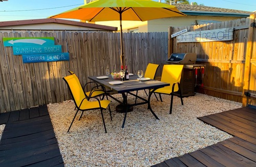 Treasure Island Cottage | Happy Hour ACROSS THE STREET FROM THE BEACH