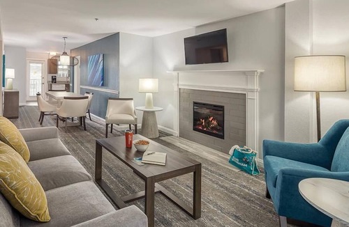 Yachting Village Resort | HARBOR FRONT Resort on Thames St close to Shops & Bars!