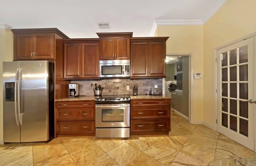 Pelican Villa | HD Smart TV's, Kayaks, Pool & Spa, WIFI, Gulf Access, E-Dart Board, Bar, Grill