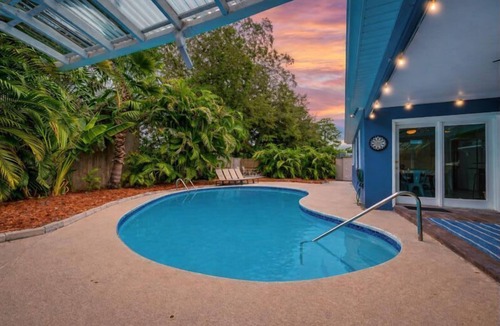 Walsingham House | Heated Pool - 8 min to beach - King Beds