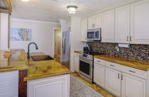 Gulf Gate Estates House | Heated Pool Home Near Siesta Key Beach | 3BR | Walk to Dining | Pet Friendly