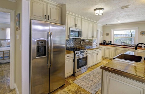 Gulf Gate Estates House | Heated Pool Home Near Siesta Key Beach | 3BR | Walk to Dining | Pet Friendly