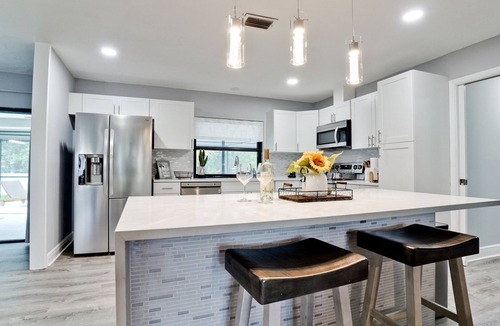 Whitfield House | Heated Pool + Ping-Pong + Foosball + 12 min to Beach