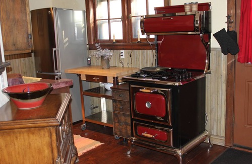 Historic District Cabin | Historic Cabin! Downtown! 2 Blocks to Main St. Walk to everything!