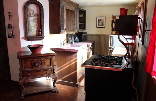 Historic District Cabin | Historic Cabin! Downtown! 2 Blocks to Main St. Walk to everything!