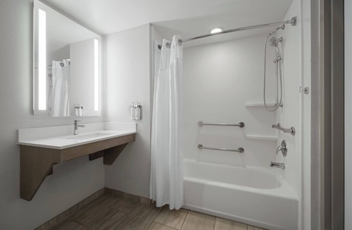 Pembroke Hotel | Holiday Inn Express Pembroke by IHG