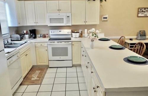 Socastee Condo | Home Away from Home in Azalea Lakes