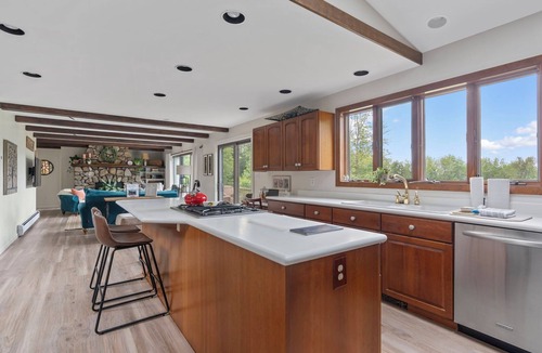 Oxford House | Home Away from Home with Mountain Views over Oxford Hills