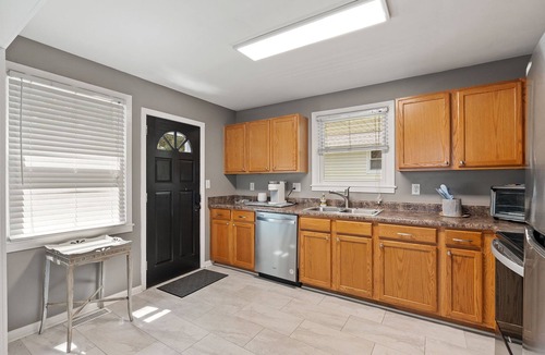 Winston - Salem House | Home near DTWS, UNCAS, WFU, Hospitals, food/bev!