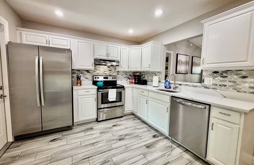 Seminole House | HOME SWEET HOME!☀️ HUGE HOT TUB. HEATED POOL! 7 miles to beach 4BD 2BA updated!