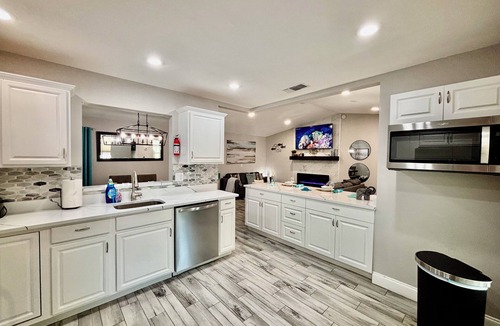 Seminole House | HOME SWEET HOME!☀️ HUGE HOT TUB. HEATED POOL! 7 miles to beach 4BD 2BA updated!