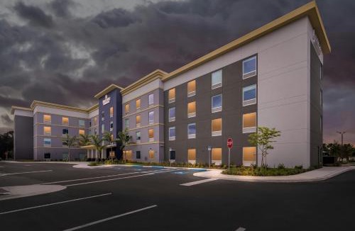 Fort Myers Hotel | HomeTowne Studios by Red Roof Fort Myers