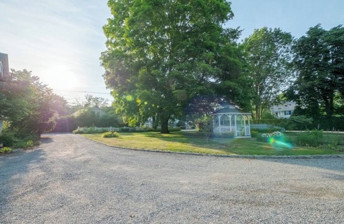 Stonington Apartment | Hospitality as sweet as apple pie!