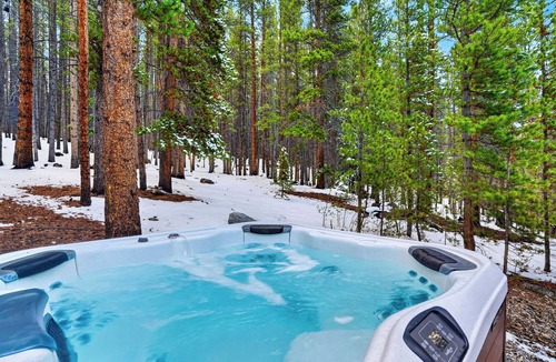 Blue River Cabin | Hot Tub + Game Lounge + Fire Pit + Mountain Views | Crown Ridge Retreat